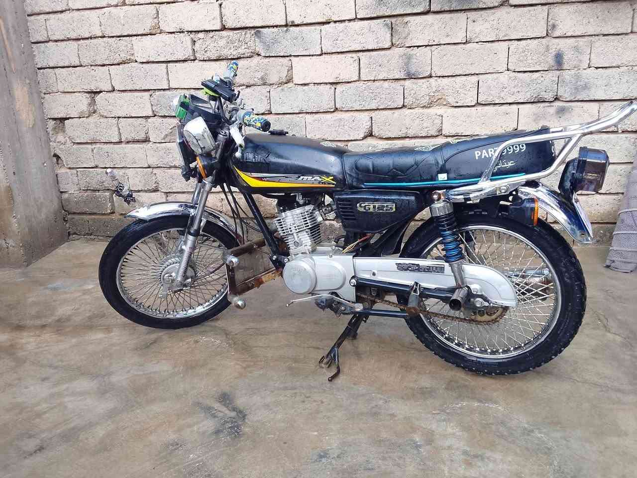 سلام عليكم ورحمة الله وبركاتة  مطوار اربع كير محرك مفتوح شرط نشاط صلنصه رياضي سترين رياضي  كهربيات كامله  نص هندر  كلشي ما عيزوو 
سعر 350 بي مجال لي شرايي مكان بيجي 
رقم ***********
