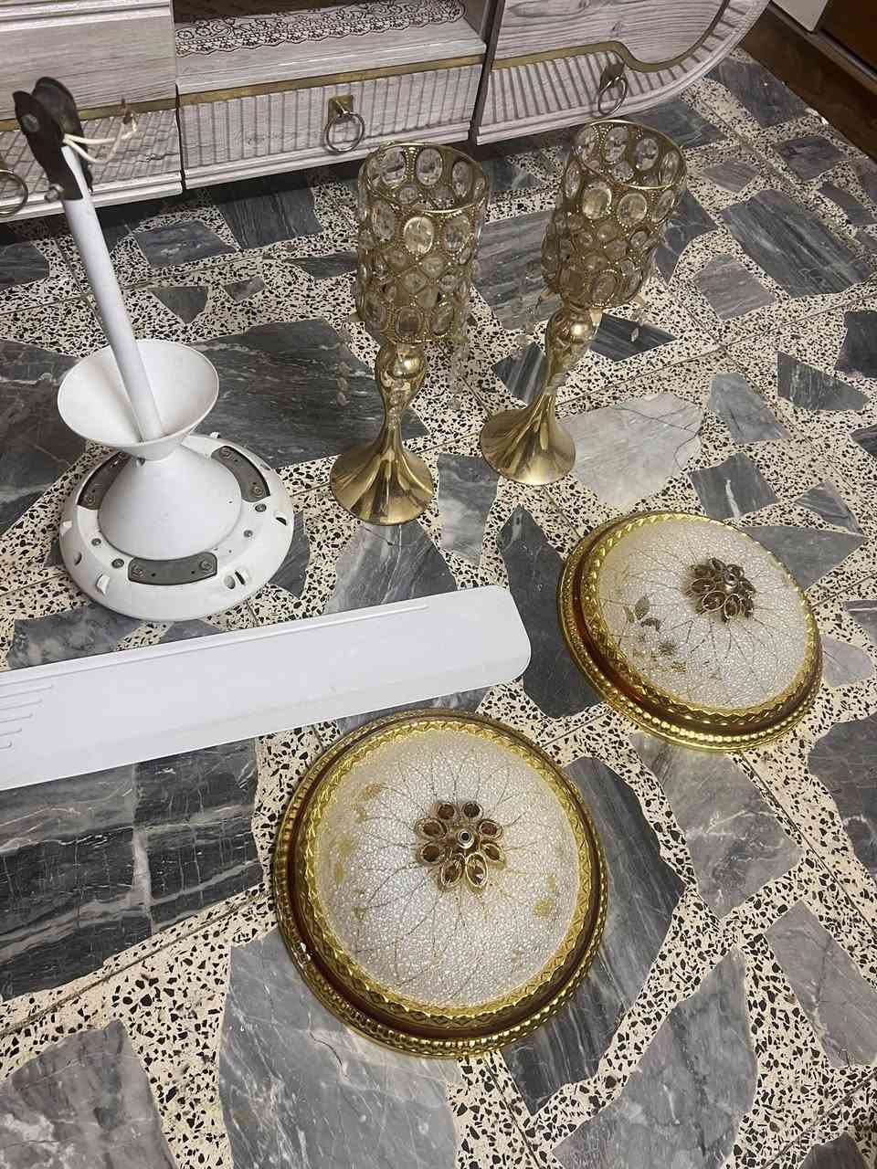 ميز او شاشه تلفزيون وتحفيات بنكه ثريات شغالات كلهن للبيع 
***********
