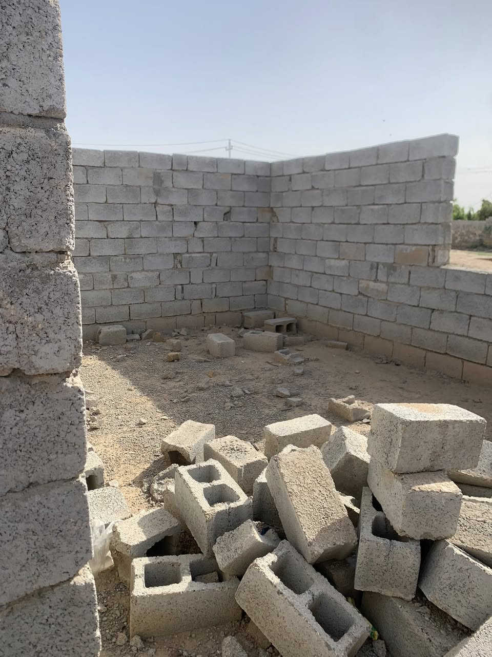 السلام عليكم هيكل زراعي وصل طابو 400 متر 
مكانه سبل ثانيه قرب مولد زيوني واصل للنص يحتوي على استقبال وصاله جبيرا ومدخل ومطبخ و 3 غرف ومناور  ويوجد ترك داير مداير لبيت مساحه جبيرا كلش وخريطه كلش حلوه وفرع جبير متوفر ماي وكهرباء وامبير لاساس رباط كونكريت ولسعر ابلاش للتواصل اخذ سكرين وتعال خاص ***********
