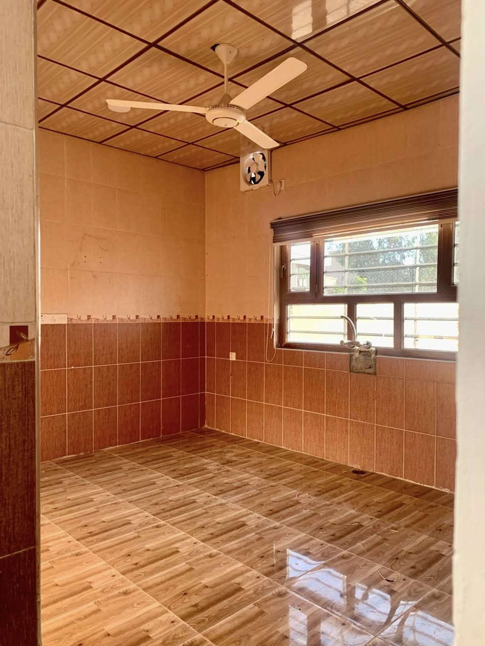 دار للإيجار/كركوك/سرچنار/فلكة سرچنار
(التأجير لعائلة صغيرة فقط)

المساحة: 100 متر 

يحتوي على:
(غرفة نوم+استقبال+مطبخ
+بيتونة+صحيات+كراج سيارة+حديقة)

الايجار: 250 الف

لمعرفة السعر والاستفسار الاتصال على الارقام الاتيه:
(***********) اسيا 
‏(***********‏) كورك 
او مراسلتنا على بريد الصفحة

ملاحظة: يمكنكم ارسال الأراضي والبيوت
للأعلان عنها عبر صفحتنا بدون مقابل 
يرجى ارسال:
عنوان المُلك كامل 
بعض الصور للمُلك
سعر المُلك 
عبر الواتساب الخاص بالصفحة (***********)

لزيارة مكتبنا على العنوان الاتي: 
كركوك/سرچنار/فلكة سرچنار
