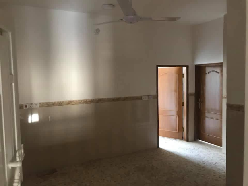 شقة للايجار 
عنوانها حي النقيب قرب كرزات سلوان تحتوي على غرفتين منام وصالة ومطبخ وخدمات المساحة 100 متر كاملة الخدمات سخانات مراوح مع انارة كاملة نظيفة جداً مجهزة بكهرباء وطني وايضاً مولدة فقط دفع الاشتراك 
للتفاصيل اكثر الاتصال على ***********
