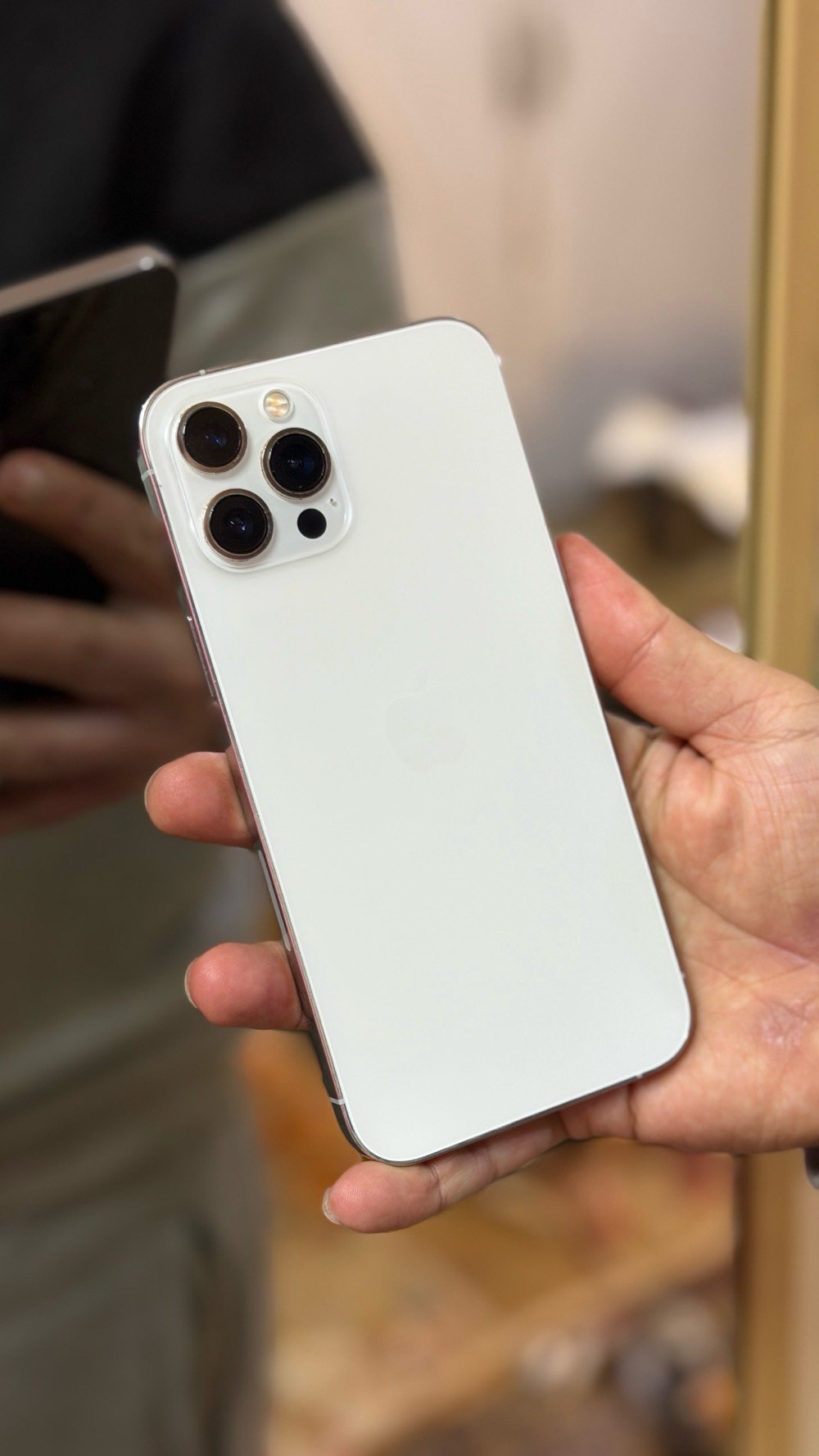 ايفون 12برو ماكس ذ 128 ممبدل بي اي شي كلشي شغال مكاني بغداد حي الجهاد 
سعر 400 بي مجال 