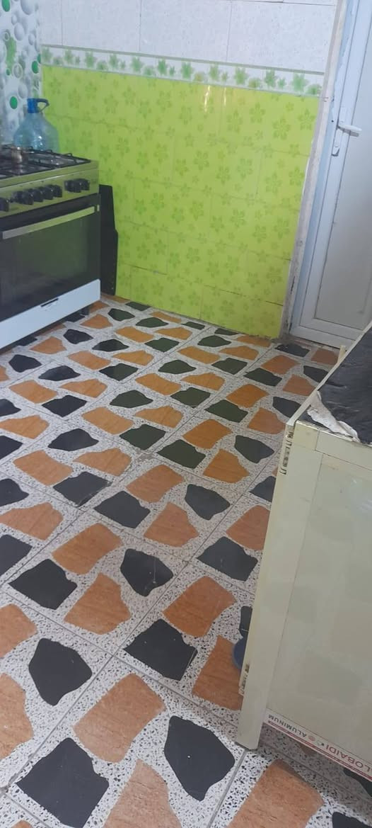 بيت في ابو دشير ١٨٠ متر    المي موجود بي ٢٤ ساعه وتكدر تتفحص بنفسك وبي خط كهرباء وارضيته نظيفة وكراج وحديقة خلف البيت وتجي تشوفه الاستفسار على الرقم *********** 
واتساب
