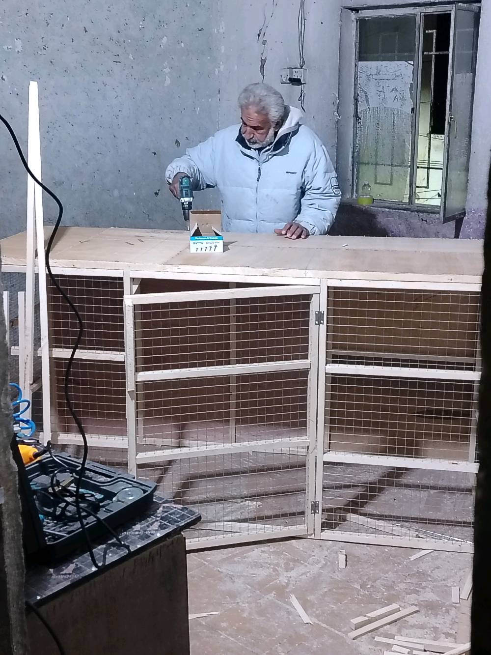 قفص كبير لدجاج أو للطيور شغل جديد تفصيخ براغي سيم حديد بيارسي 
ارتفاع ١٠٥ _عرض الوجه ٢٠٠ _نزال ٨٠
سعر اخو البلاش ب١٠٠ الف فقط مكاني بغداد الحريه الأولى يوجد توصيل 