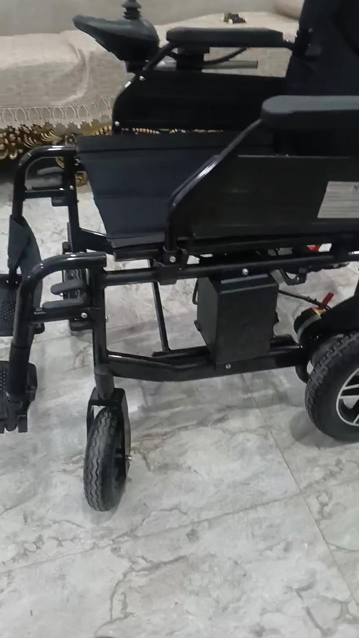 كراسي كهربائيه جديده بالكارتون يطبك ويصير بالسياره بدون رفع البطاريات الشراي يتصل بغداد سعره ٦٠٠الف مع التوصيل حجم كبير ٥٦ *********** وجميع الاحجام
