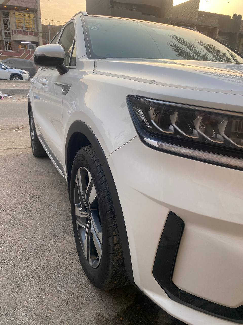 سلام عليكم سيد هذه تفاصيل السياره 
للبيع سورنتو 2023 /خليجي / رقم بغداد انكليزي/ الموقع بغداد 
السياره ضمان الشركه الدوليه

((مواصفات السيارة ))
*ماشيه(((17الف))) يعني ززززززيرو
محرك//6سلندر 3.5لتر
اربع وضعيات قياده Ece-tcomFoR-smdt-cpot-
بصبة تشغيل+بصمهابواب+تشغيل عن بعد
*بانوراما
*كير موس
*مثبت سرعه
*سايد بريك بصمه
*حساسات اماميه خلفيه 4 جهات
*ضوئيه زينون+LED+كاشفات
*باك لايت LED 
*كامرا/360درجه/ دواره
*شفتان مقود
*شاشه كبيره نكفيشن
* اضاءه داخليه هادئه لمس ( الاضاءه ثلجيه امامي خلفي من جانبين الكراسي الخلفيه)
* مقاعد مخمل ( كهربائيه) مغلفه الارضيه )
*شاشه لمس تبريد 
*ثلاث قطع تبريد 
*نظام -مانع انزلاق+نزول منحدرات
*اشاره بالمري الجانبيه
*منفذ طاقه + شاحن لاسلكي 
* صندوق كهرباء 
*دشبول ((( مطعم صاج اصلي موضح بالصور )))
بعد بيه مواصفات اكثر 

ملاحظه????
السياره مكفوله ((( عدا باردين في الباب اصلا اثر طعجه صغيره جدا قدر اقل الاصبع ((( بالصندوق ))) 
سياره جديده لانه ماماشيه مال بيت لجناي 
((((علما بها سونر جديد مرفق بالصور ولحب يوديه سونر نحن بالخدمه ))))

للاستفسار/ متواجد على الواتساب 
***********
