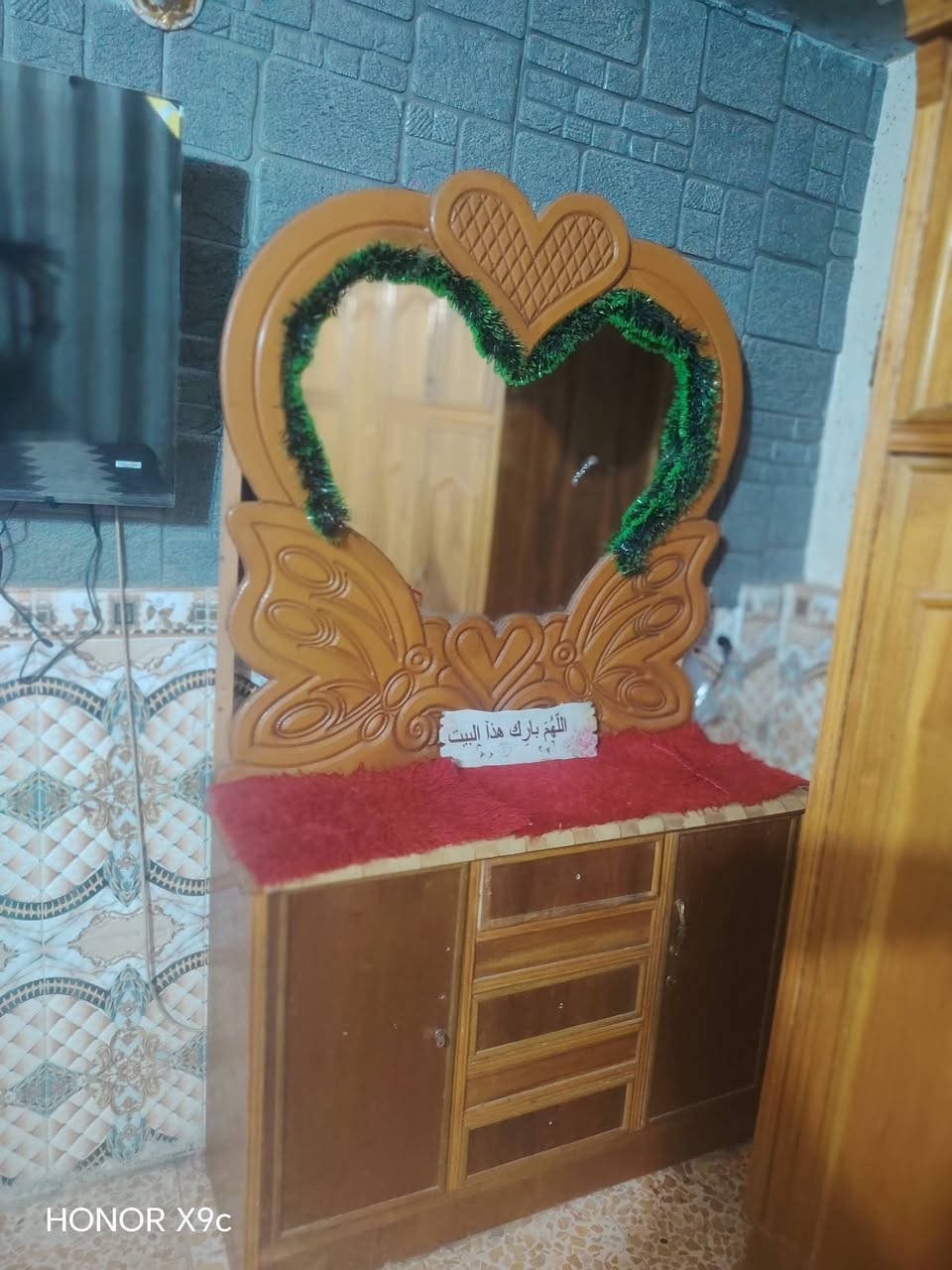 سلام عليكم غرفه نوم للبيع نضيفه سعر ٤٥٠ المكان المحموديه ***********
