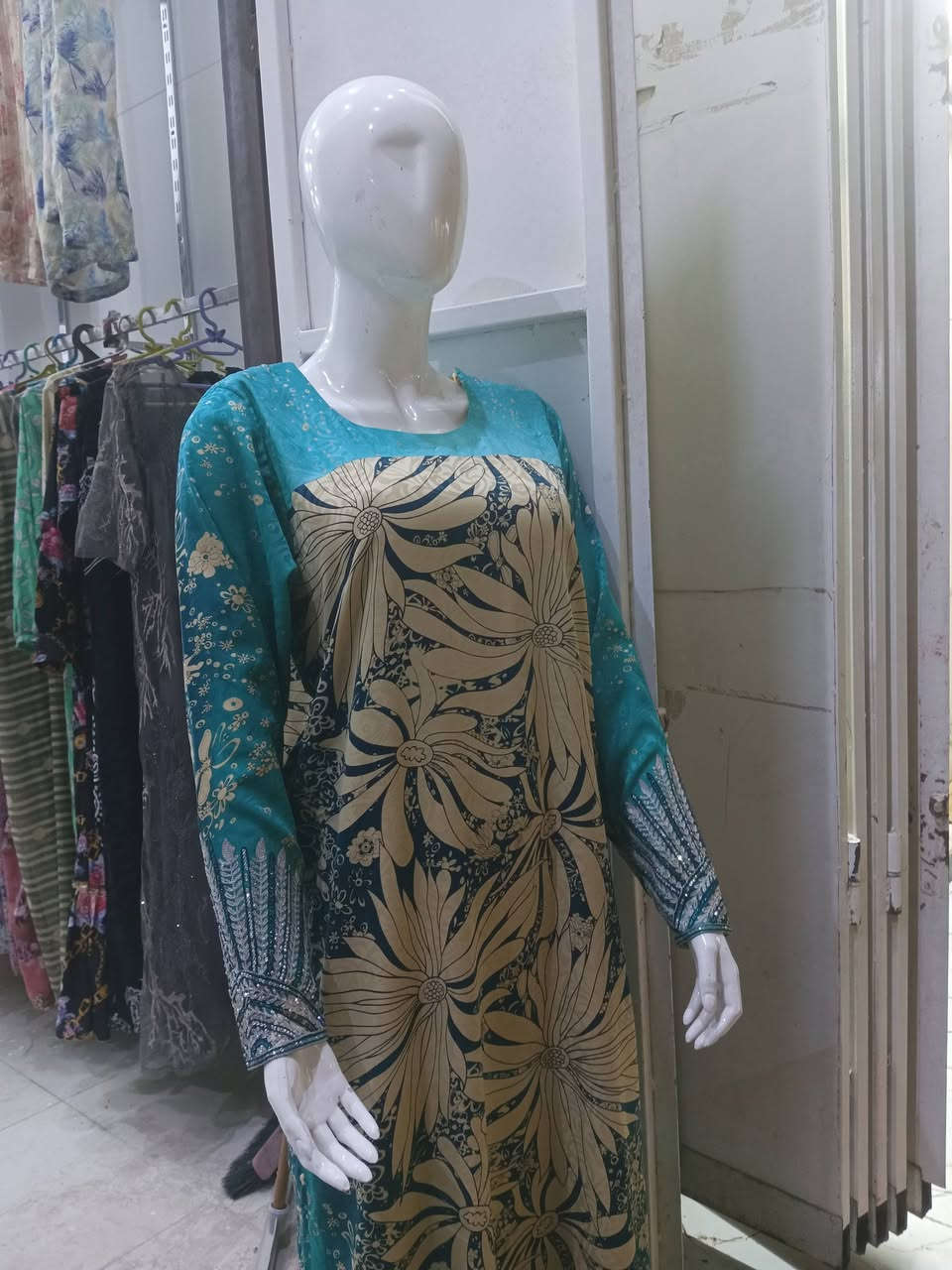 يتوفر حالياً 
رجالي نسائي بجميع انواعها 
نظافة وجودة عالية 
برندات و ماركات عالمية 
سوق الشيوخ حي العسكري شارع الصورة قرب حسينة الإمام الحسن العسكري عليه السلام


**إذا كنت صاحب هذا الإعلان وتريد حذفه لأي سبب، رجاءا أرسل رسالة إلى الدعم الفني**