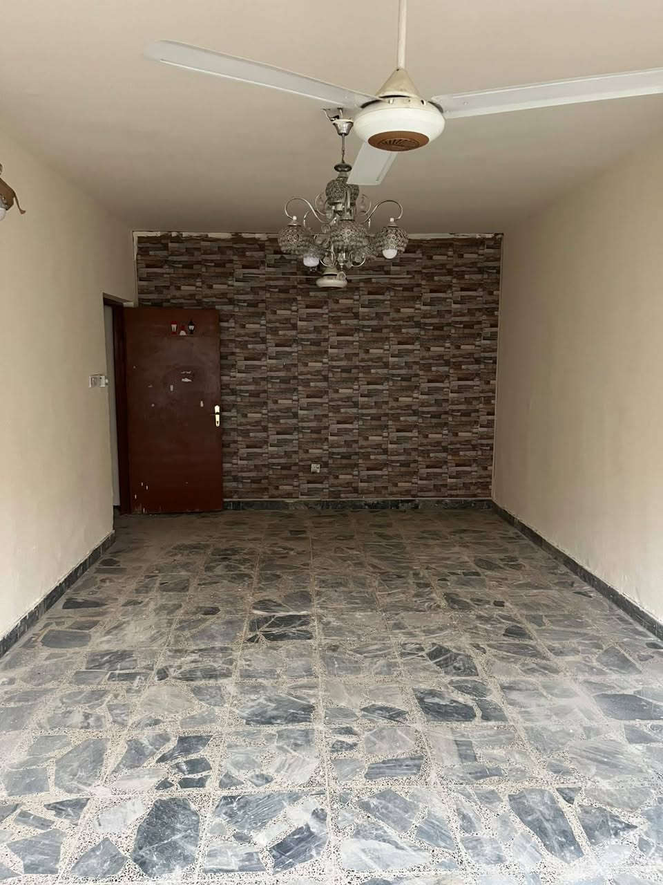 🏡 للإيجار – منزل مستقل بمساحة 180 م² في الدورة
📍 الموقع: الدورة – شارع أبو طيارة – الفرع المقابل لأفران المتوكل – بالقرب من جامع الهادي البشير.
يتكون المنزل من:
✅ مساحة إجمالية 180 متر مربع.
✅ كراج مسقف يتسع لسيارتين.
✅ حديقة مثمرة.
✅ مدخلان للمنزل (من الصالة ومن المطبخ).
✅ سطحان (ط١ و ط٢).
✅ غرفة مخزن في السطح العلوي.
الطابق الأرضي:
غرفة  (4 × 5 م تقريباً).
صالة واسعة (7 × 3.5 م).
مطبخ(4 × 4 م).
حمام.
منور خلفي يوفر تهوية وإضاءة 
الطابق الأول:
غرفتا نوم واسعتان:
الأولى (4 × 5 م).
الثانية (7 × 3.5 م).
حمام.
ممر داخلي.
🏠 منزل مناسب للعائلات، يتميز بمساحات واسعة وموقع هادئ وقريب من الأسواق والخدمات.
💰 الإيجار الشهري: 1,100,000 دينار عراقي.
📞 للاستفسار والمعاينة: ***********
د. محمد
