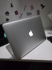 جهاز ابل ماك بوك برو معالج i7  رام 8g  الهارد 256ssd  بطارية تدوم 6ساع...