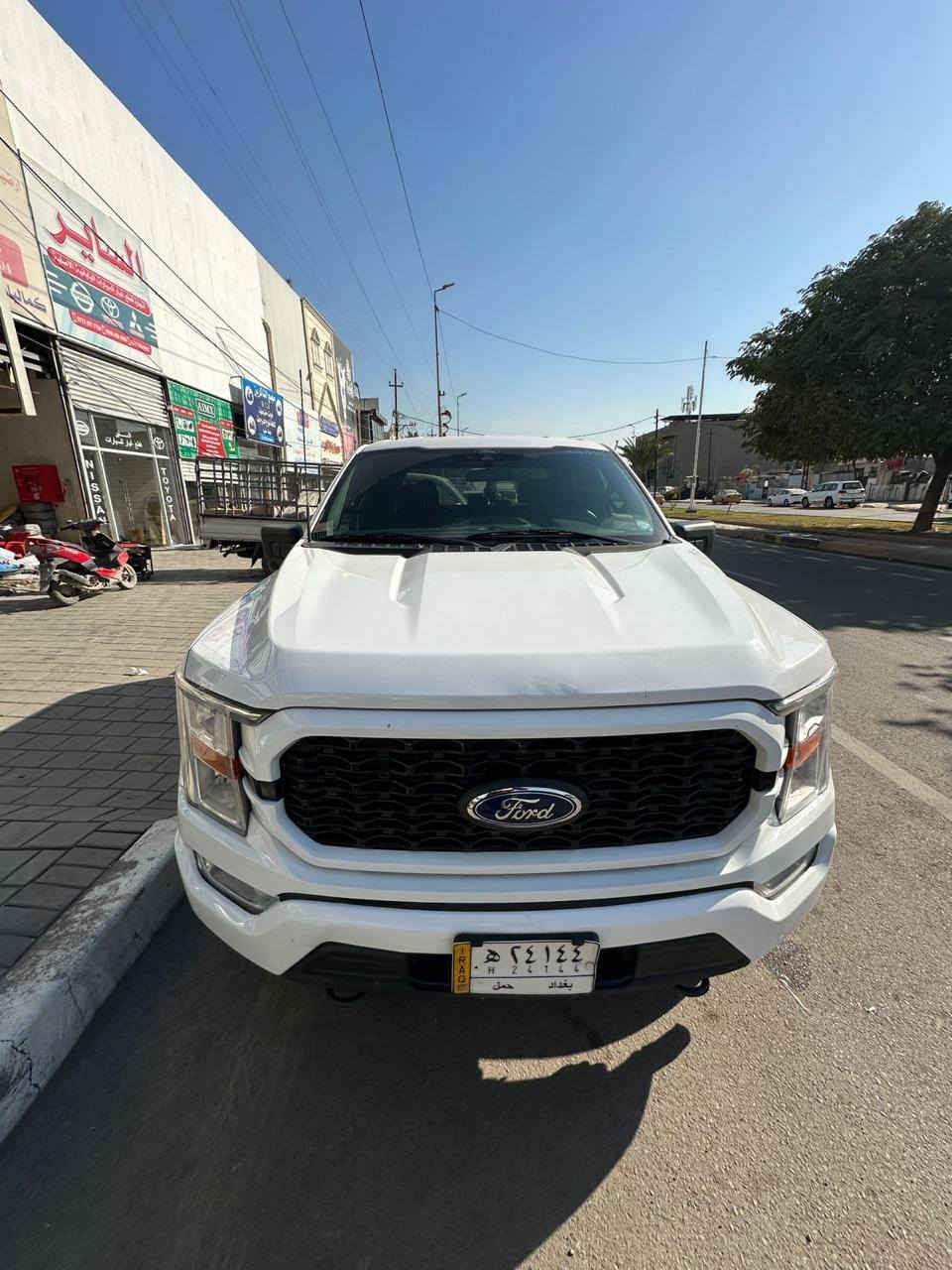 السلام عليكم ورحمة الله وبركاته 
من رخصة الأدمن المحترم 
فورد اف 150 موديل 2021
Ford F-150
رقم بغداد بأسمي 
6 سلندر 3.5L دبل توربو 
فور ويل 4×4
ماشيه 35 الف ميل 
باب طويل بدي قصير المرغوب 
لايت زينون 
شاشة وكاميرا خلفي 
حساسات خلفيه 
رادارات جانبية 
حادثها باب خلف السائق وشويه بالهلال الخلفي فقط 
مثل ما موضحه بالصور وباقي بدي السيارة
 كله كفاله عامه من كلشي على وضع الشركة وجديده جدآ كل نقص ما بيه 
معروضه 235 وبيه مجال بسيط 
مكان السيارة بغداد شارع فلسطين 
رقم الهاتف ***********
