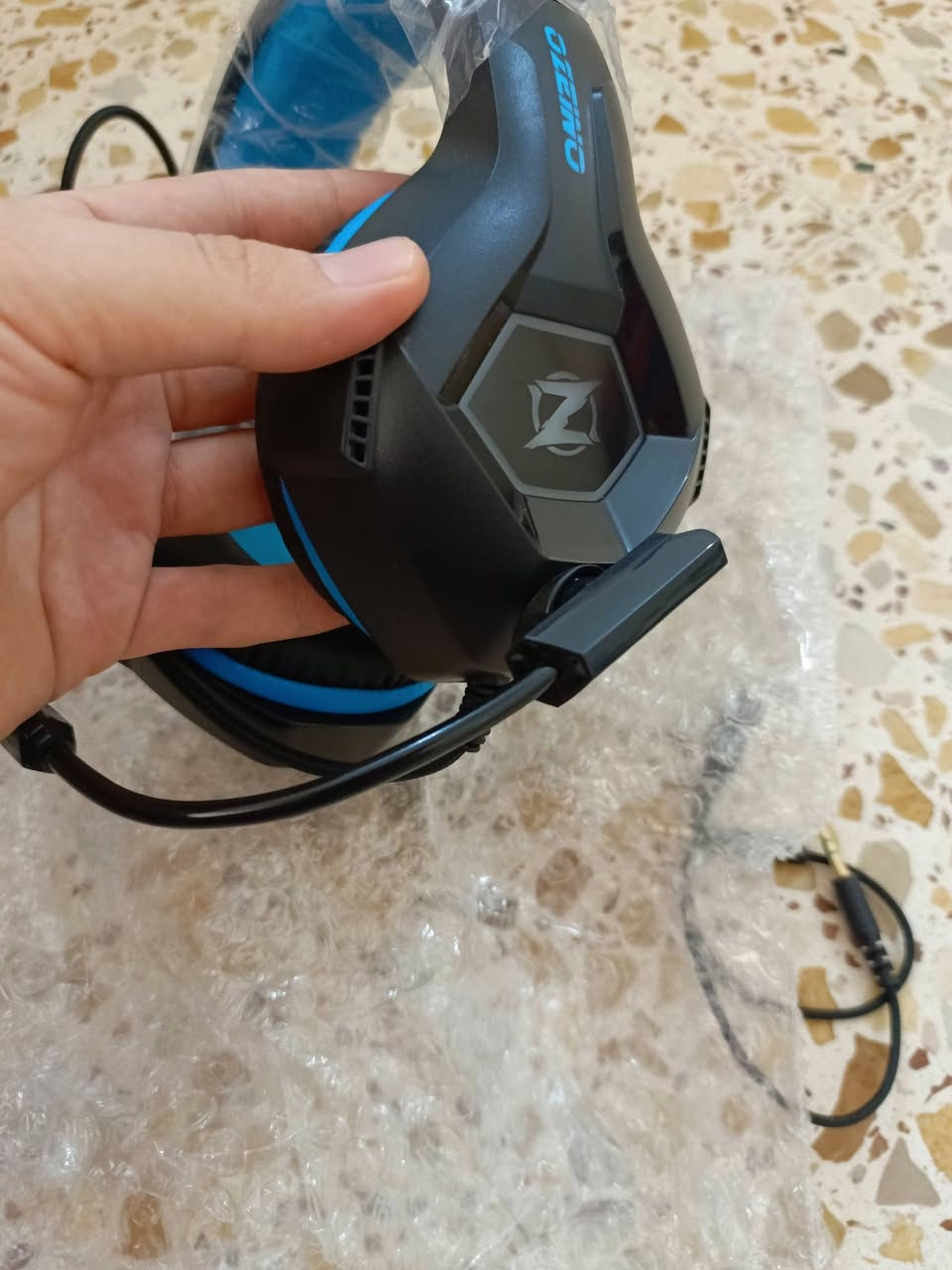 سماعة الألعاب Ozeino ZW1 تأتي بميزات إضاءة RGB وتصميم يدعم جهيرًا عميقًا.متوافقة مع أجهزة الكمبيوتر الشخصي (PC)، وPS4، وPS5، وXbox.ميكروفون قابل للتدوير مزود بتقنية إلغاء الضوضاء لتواصل واضح أثناء اللعب.واجهة توصيل عبر USB لتشغيل


**إذا كنت صاحب هذا الإعلان وتريد حذفه لأي سبب، رجاءا أرسل رسالة إلى الدعم الفني**