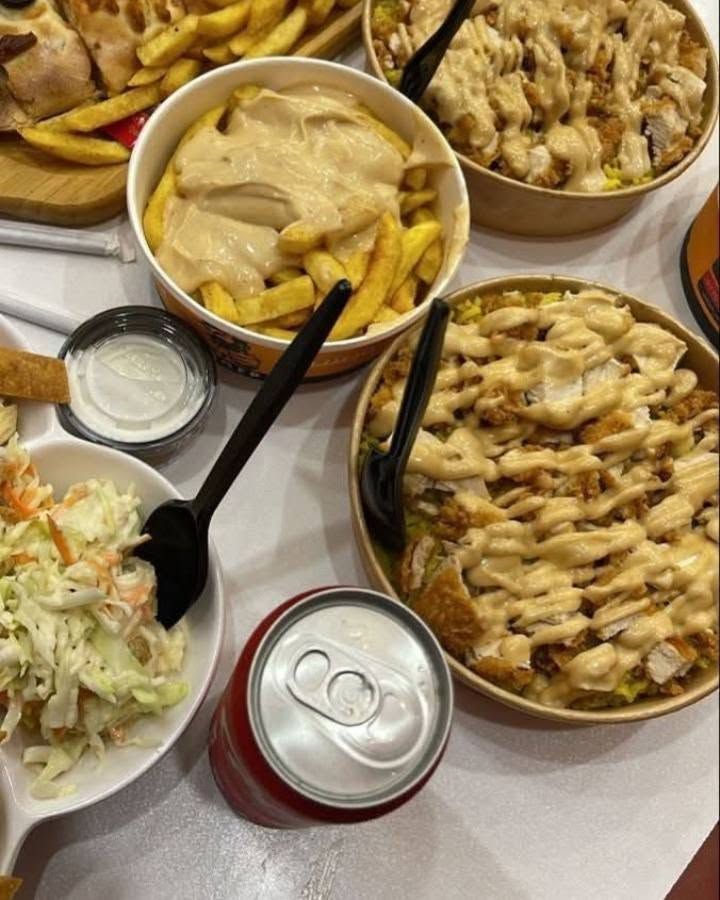 سلام عليكم مطعم فريد جكن يقدم إليكم الكلات الغربيه وشرقيه ومشاري سمك دجاج اجنحه عله لفحم عروضنا مستمره سارعه بل حجز العنوان المدائن الحردانيه مقابل أفران زيتون نتشرف بكم أرقام المطعم ***********
