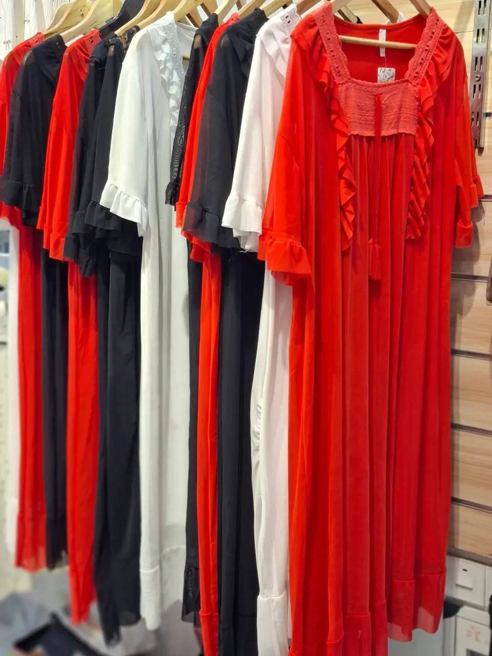 #كوزمتك_سُـSHـكر___🫧🦩🍓ᥫ᭡
❥حَتى تفاصيلها الصغيرة زاهية بشكل مُلفت❥ ♥️🪽🦌
#شلحة_عرائسي_ بتفاصيل نازكة ولطيفة بدزاين كوري كول ميدي 90 متوفرة بـ 3 ألوان ❤🤍🖤╰┈➤ بكوالتي عالي 💯
الخامة♣ شيفون تور سووفت+بطانة فانيلة 
قياس⭕XL ,2XL, 3XL علماً القالب كبير وراهي🫠 🫰
للحجز والاستفسار التواصل معنا ✅
متوفر خدمة توصيل للجميع المحافظات 🚕🌍🚚


**إذا كنت صاحب هذا الإعلان وتريد حذفه لأي سبب، رجاءا أرسل رسالة إلى الدعم الفني**