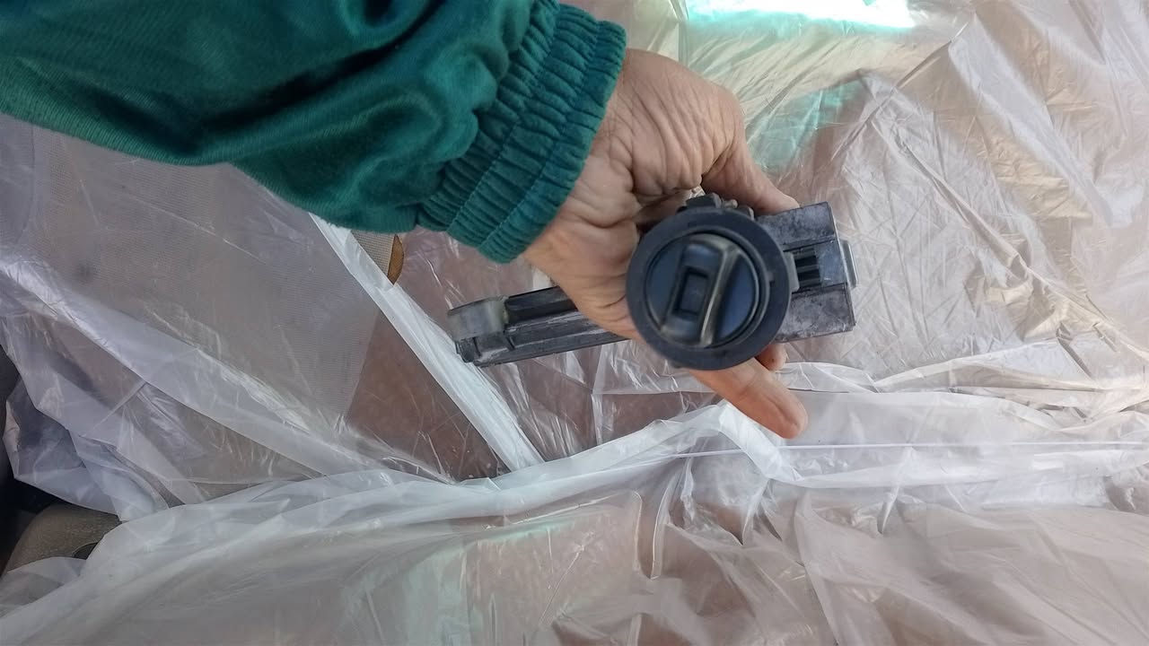 السلام عليكم عندي هاي الأغراض اصلي وحده تحكم الداخلية  ولبه مال اسويج كامله اصلي قاعده 40الف ولبه مال سويج 60 سعره رقمي ***********
