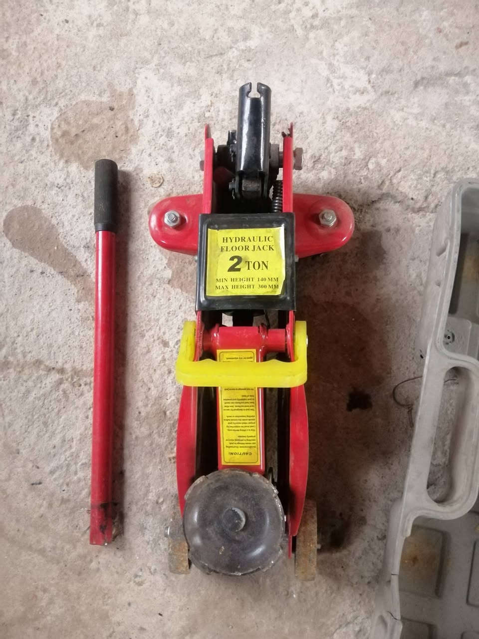 مازدات سيفا ٩٣ وسكن دعاميه مع القاعده وكلوبات كامل وجك ع الفحص وفيت بم اصلي جديد مكاني الفلوجه سعر مناسب ***********
