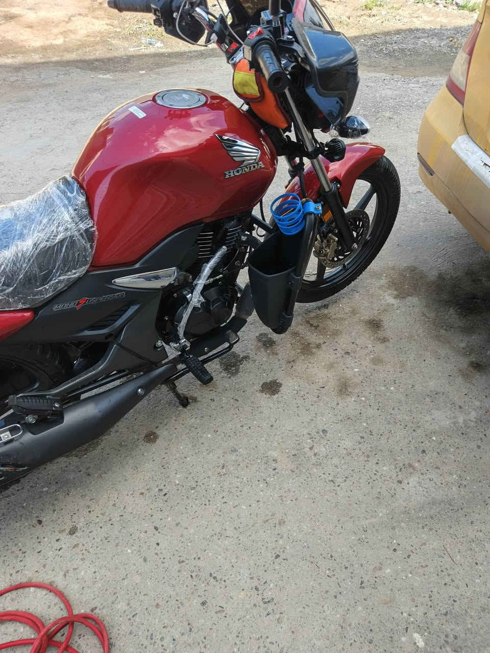 السلام عليكم دراجه هوندا يونكرون موديل 2024 نازله ب 26 بشهر ال 2 موجود التاريخ بلضمان موجود بلصور رقم اربيل دراجه بعدها زيرووو بيها موصفات كلش هواي راح اذكر ملخص
🔧 المحرك والأداء
المحرك: 4 أشواط، سلندر واحد (Air-Cooled)
السعة: 162.7 cc �
ZigWheels.com
القوة: 13.4 حصان @ 7500 rpm �
ZigWheels.com
العزم: 14.5 نيوتن متر @ 5500 rpm �
ZigWheels.com
نظام الوقود: حقن إلكتروني (Fuel Injection) � نوزل 
BikeDekho
القير: 5 سرعات (عادي) �
BikeDekho
مكينة ناعمة وتتحمل (Honda معروفة بالتحمل)
مريحة جداً للمشاوير الطويلة
صرفية بنزين ممتازة
صيانة قليلة
تشغيل عن بعد 
وبعد بيها مواصفات من تتصل افهمك رايدها ب 
(3500) وبيها مجال قليل او مراوس بنضيف وتنطي فرق لان محتاج فلوس  مكاني بغداد 
*********** بي واتساب
