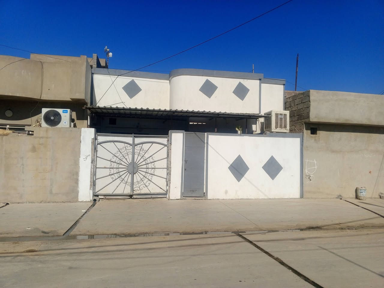 زراعي كارت بلديه معامله كامله بسم صاحب الدار بسمو ملاحظة ماعندي خاص مخابره فقط 
البيت ساكنين بي خدمات كامله ماء كهرباء تبليط مال بلديه
شارع عرض 12متر عريض ونفه 
الــعنـوان:حي الاربجيه قرب دكاكين السبعه نهايت حي صدام 
الــمسـاحــة /120م     الواجــهـة 8م 
طــابـق واحد مع بيتونه 
2 غرف نوم استقبال مطبخ هول صحيات
***********📞الاتصال
***********لاتصال 
  #عقارات_الموصل
