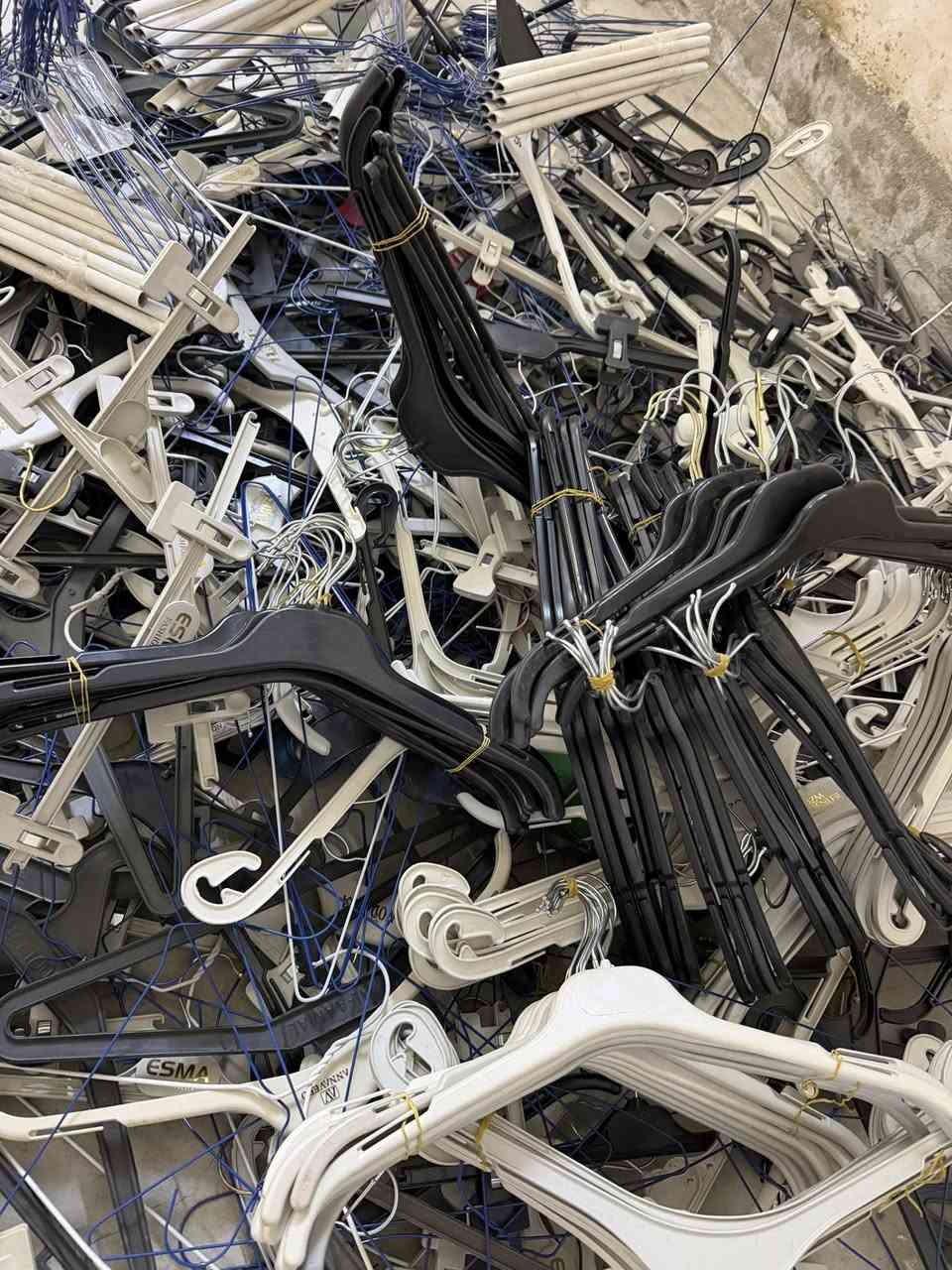 تعاليك ملابس كميه كبيره مايقارب 500 قطعه او اكثر للبيع تصفية مخزن الي يناسبه يتواصل ويايه ‭0776 310 9136‬. بسعر مناسب جدا جدا
