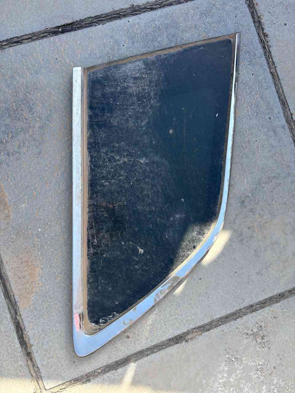 السلام عليكم
عندي تكم قمارة مال كصة جيب الجهتين يمين و يسار مثل مموضح بالصور لون ابيض 
وباب سائق و مثلثة خلفية 
للاستفسار  واتساب ***********
