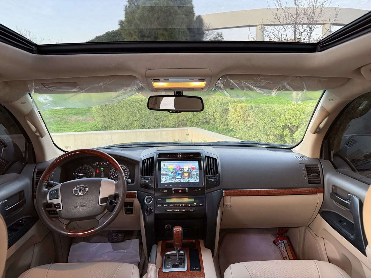 لاندكروز 2014 ساس فول مواصفات
فتحة سلايت
مقاعد جلد دواخل صاج
كشنات كهرباء 3 دكم 
بصمة تشغيل وابواب
8 ايرباك 
زراك لايت
طفاية
ثلاجة فريز
7 راكب 
تبريد مركزي 
شاشة وكامرة
فور ويل 4X4
مري كهرباء شفط  واشارة بالمري
تحكمات 
حساسات امامي وخلفي
لايتات زنون عدسة متحركة
كشاف زنون
باقي مواصفات الاندكروزر معروفة

السيارة مكفولة كفالة عامة كلها عالبلاد
ماشية 190 الف كم حقيقي بالشرط 
رقم اربيل الجديد بأسمي 
هزة وفحص وسنوية كلها جديد
سعر 372 $ وماكو هيج سعر بكل السوك
*********** / اربيل
