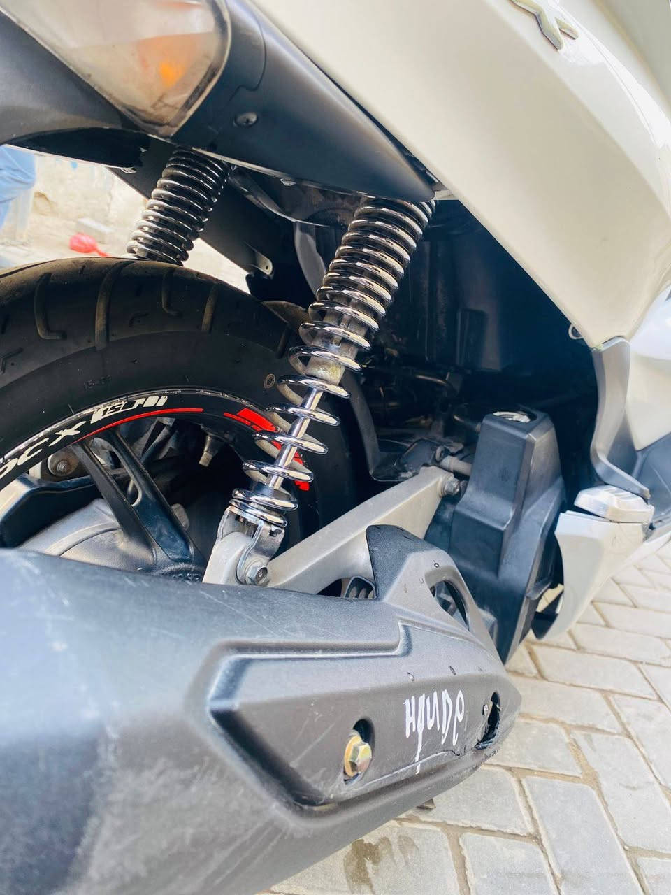 سلام عليكم دراجه بي سي اكس مكينه 125 موصفات مال 150 دراجه كامله ماعده سبعه مالتها نضيفه ومايحتاجلها شي نكره سلف بي وقت مكان بغداد مدينه الصدر *********** او *********** وتساب اسعر مليون 300 وبيها مجال شي بصيط
