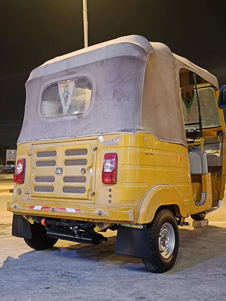 سلام عليكم تكتك مديل 20 رقم وسنويه تكتك كفاله مكينه وبدي
مكاني بصره اجزيره 
رقم راعيهه ***********
مكلف بل نشر 👍🏻
