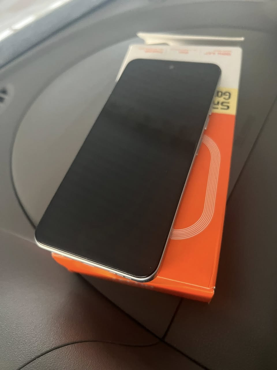 السلام عليكم TECno SpARK ذاكراه 128 الموبايل جديد امانة الله حتى كورتونته وياه بدون ملحقات تاخذه على فحص السعر ب85 وبيه مجال ***********
