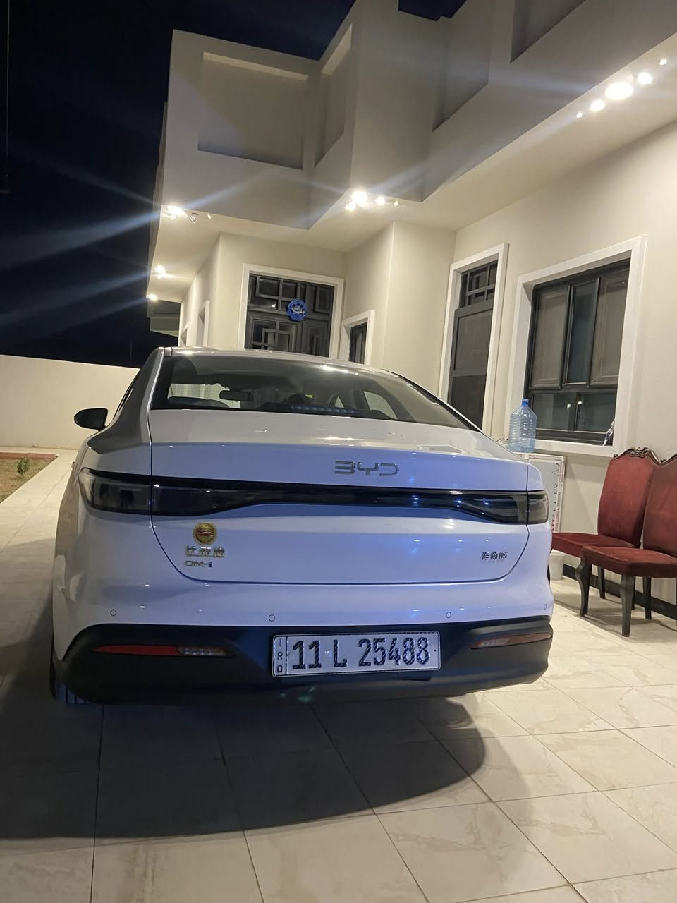 السلام عليكم بي وايدي سيل فايف موديل 2025سياره زيرو وبعده على وضع الشركه ماشيه 800كليو بس سياره رقم بغداد تحويل ثاني سعر 130وبيه مجال بسيط  مكاني ديوانيه ***********//***********
