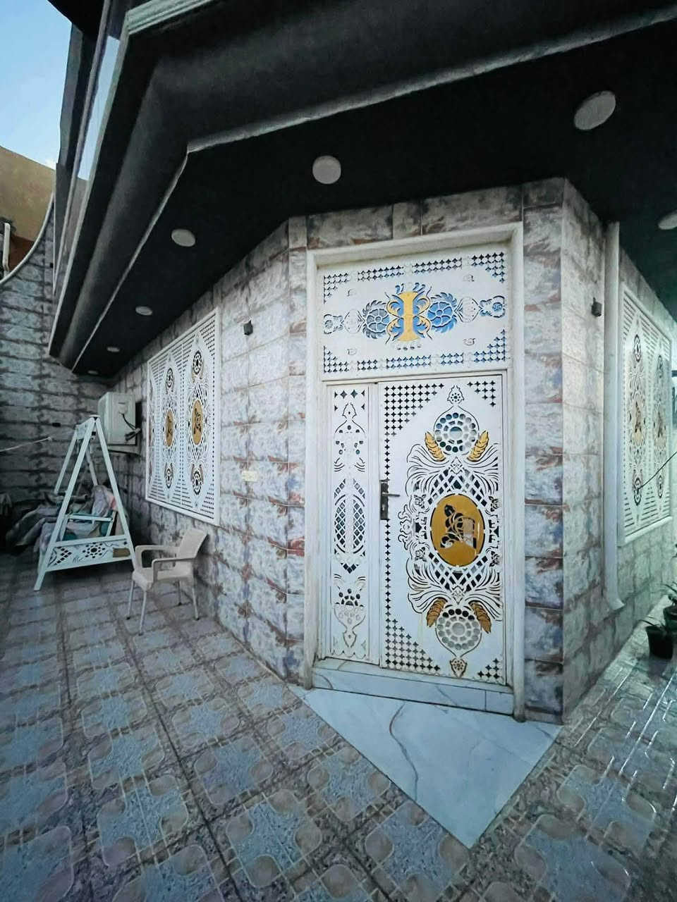 السلام عليكم بيت للبيع طابو صرف زراعي سند 25 مساحه 200 يحتوي على 5 غرف نوم واستقبال وكلدور عدد 2 ومطبخ حار وبارد وصحيات داخليه وخارجيه عدد 3 كراج سياره وممرات ركن على شارعين رئيسي وفرعي للعلم المنطقه مشموله تبليط ومجاري العنوان زوير الغربي شارع الحي الصناعي خلف المرور قرب اسواق احمد


**إذا كنت صاحب هذا الإعلان وتريد حذفه لأي سبب، رجاءا أرسل رسالة إلى الدعم الفني**