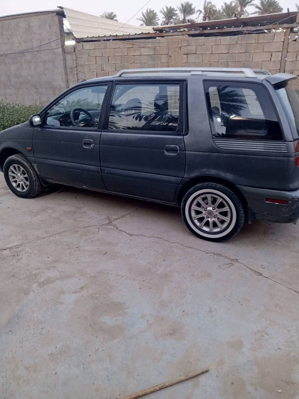 السلام عليكم سيارة مسيبوشي ياباني موديل 93. دفع رباعي رقم بغداد دولي سيارة مكفولة من كل ضربة 
كهربائيات كامله كلها شغاله تخم تاير نضيف وحدايدة ممتازة صدر امامي خلفي جدد.. 

 الكشر شوف العين  السيارة بأسمي تتحول السيارة بأسمك ثاني يوم 
  كير عادي 
سيارة مال جناي
داخل جديد ع البلاد فتحة سقف سلايد روف 
محرك 2400 اربعة سلندر دفع رباعي 
كلشي شغال ماسحات امامية خلفية شغالات 
الهاند بريك شغال
 المكان بغداد ابي غريب 
السعر 50ورقة وبيها مجال قليل للشراي رقم الهاتف ***********
***********
