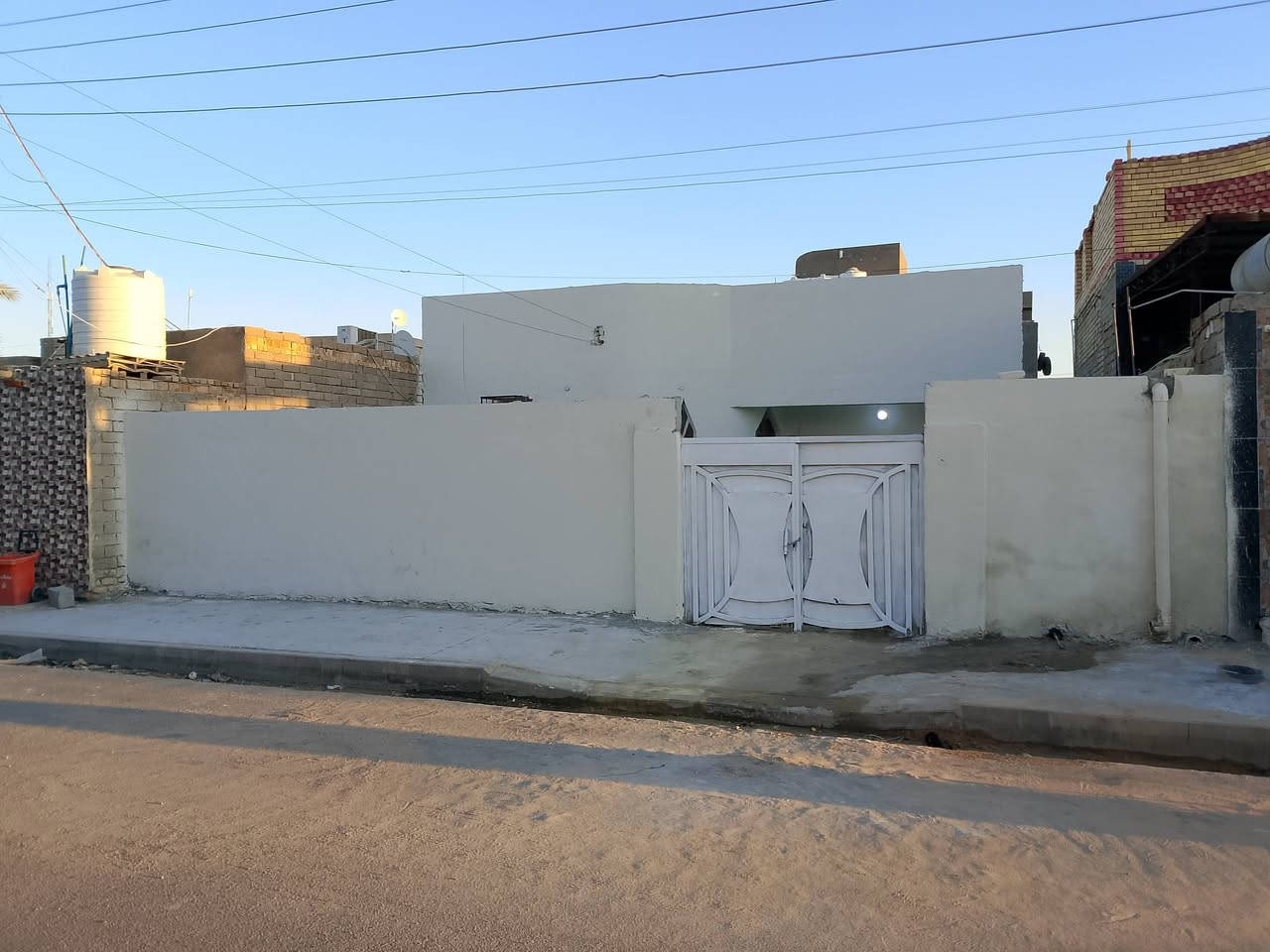 بيت للبيع بحي الاعلام مساحه 300 ***********
