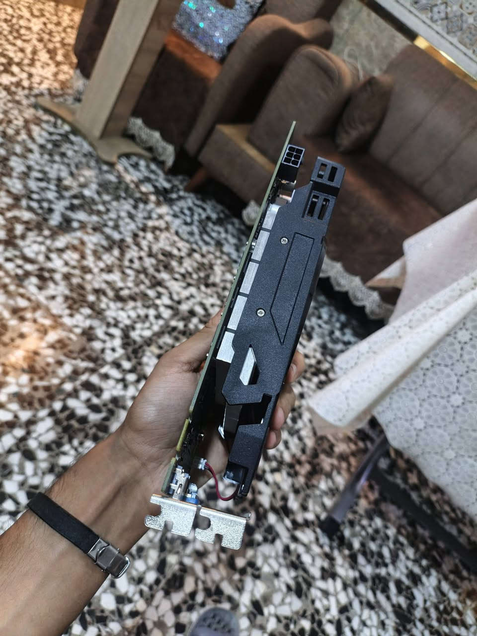 كارت بحاله نضيفه جدا كدامكم يشغل العاب على 60 فريم يحتوي على منفذ خارجي رايده ب40 ماكو توصيل
عنواني بغداد السيديه رقمي ***********
كارتgtx 550ti 4gb  بحاله نضيفه جدا كدامكم يشغل العاب على 60 فريم يحتوي على منفذ خارجي رايده ب40 ماكو توصيل
