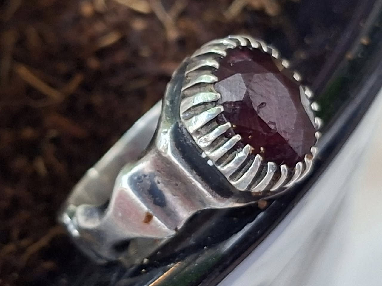 ياقوت رماني
خاتم بحجر الياقوت الأفريقي
صياغة ثقيلة 
بغداد _ القاهرة
السعر خاص لطفا
***********
