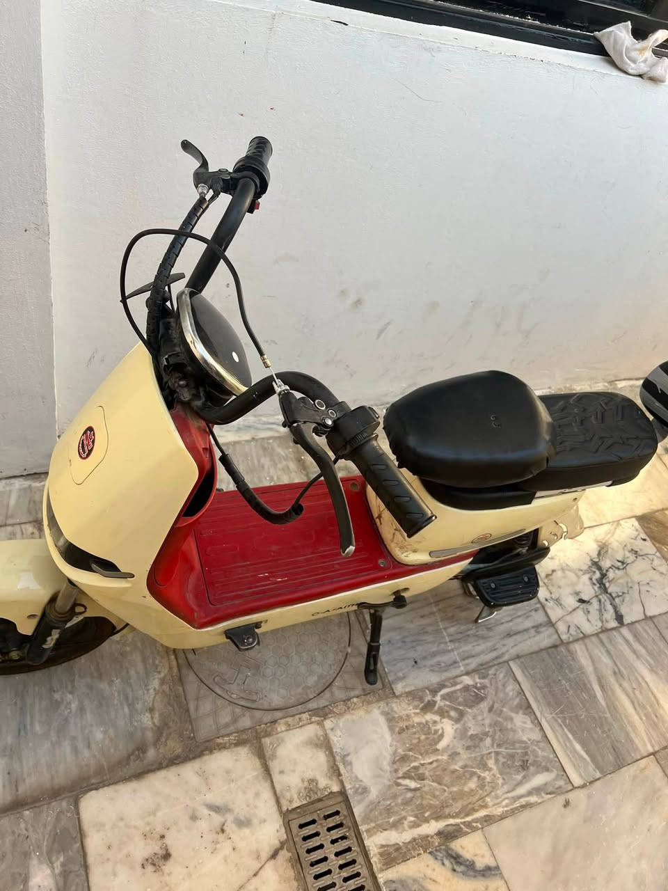 دراجه شحن للبيع حجم 14 الدراجه نضيفه و البطاريات كلش نضيفات لا منتفخات ولا شي كلشي مابيهه الدراجه كل نقص مابيهه الإشاير تشتغل أناره محيطيه بيهه 3 نمر الدراجه كلشي شغال بيهه فقط نقص سيم مال بريك الأمامي فقط البريك الخلفي شغال الدراجه هورن لايت عالي ناصي شغال سعرهه 175 وبيهه مجال عنوان بغداد مدينه الصدر الرقم ***********
