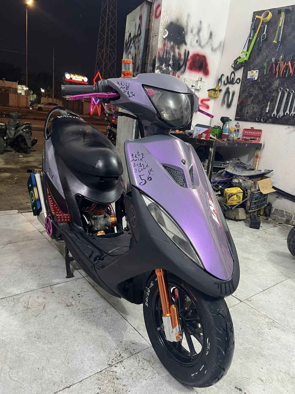 ماكس عدله
مزوده منطول للطول 
شغاله منلايت للبكلايت
55 بلاد تزويد كله اصلي وشد مضبوط
ونصبه كدام عينك)
العنوان/العمارة/العرضات/فلكة القاضي)
الشراي يتصل ***********
