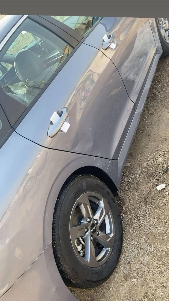 سياره نوع كي فايف مديل 23
بيها بس قطعه زغيره بالباب فقط والباقي كفاله امريكي سياره بدون لوحات الاتصال على الرقم *********** والسعر ١٦٥ غير متواجد ع الفيس
