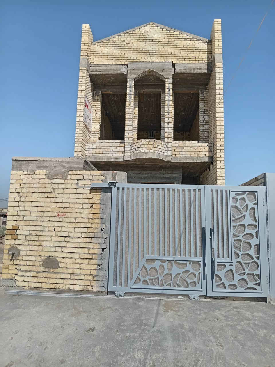 دار للبيع المساحه(١٠٠)متر الواجهة (٥) متر والنزال (٢٠)متر طابو صرف باسمي سند جديد سنة( ٢٦) تثبيت حدود وترسيم خارطه كامل والدار مثل ماموضح بالفديو السعر (١١٠)مليون دينار عراقي الاتصال على الرقم *********** العنوان بغداد الكرخ مقابل حي التراث مقاطعه ١٠/٢ خامس قطعه عن التبليط شارع عشرين

