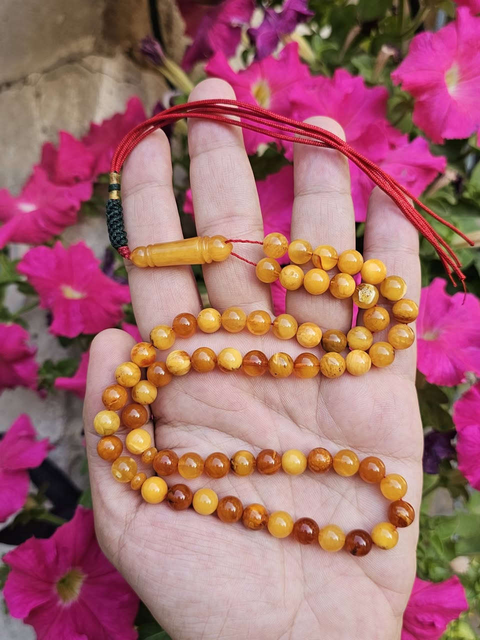 كهرب حر قديم مخزن بولوني حر مكفول 🇮🇩 جبني وعسل حبات ملطخة قليل شوائب شاهد قطعة وحدة🇮🇩 الوزن ٢٣،٥ غرام و٦٣خرزة 🌙🇮🇩 ألسعر جملة تصفية وعرض شهر رمضان الفضيل  🌙 ١٠٠ ألف دينار سعر نصف قيمة الشراء   🌙توصيل مجاني لكل العراق 🇩🇪🇮🇩***********
