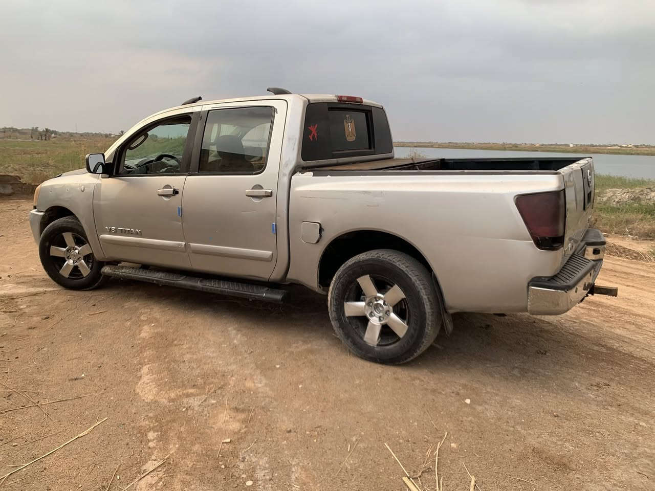 نيسان تيتان 2007….4X4السياره منفيس كمرك مدفوع وقرصها موجود وراعيها  بس ما أندله بلحله عندي رقمه المستورد  كير كفاله محرك 8V يدخل بدون تنقيص شلها تشك الكاع طخم ويل طخم تاير لايت زنون منضمون غاز وبانزين انسه الصرف السعرالسعر40 مجال قليل المكان بصره  ليريد يراسلني واتساب او اتصال بيع او مرارس***********
