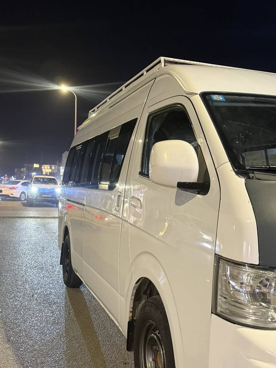 السلام عليكم جنبي للبيع مديل 18 رقم جديد سيارة كفالة عامة بس مكان صبغ واحد سيارة مدوشمة تنتة وارضية وكشنات منضومة غاز جديدة   حدادة وتخم تاير جدد مكان سيارة بصرة تحويل ثاني يوم رقم الهاتف ***********
