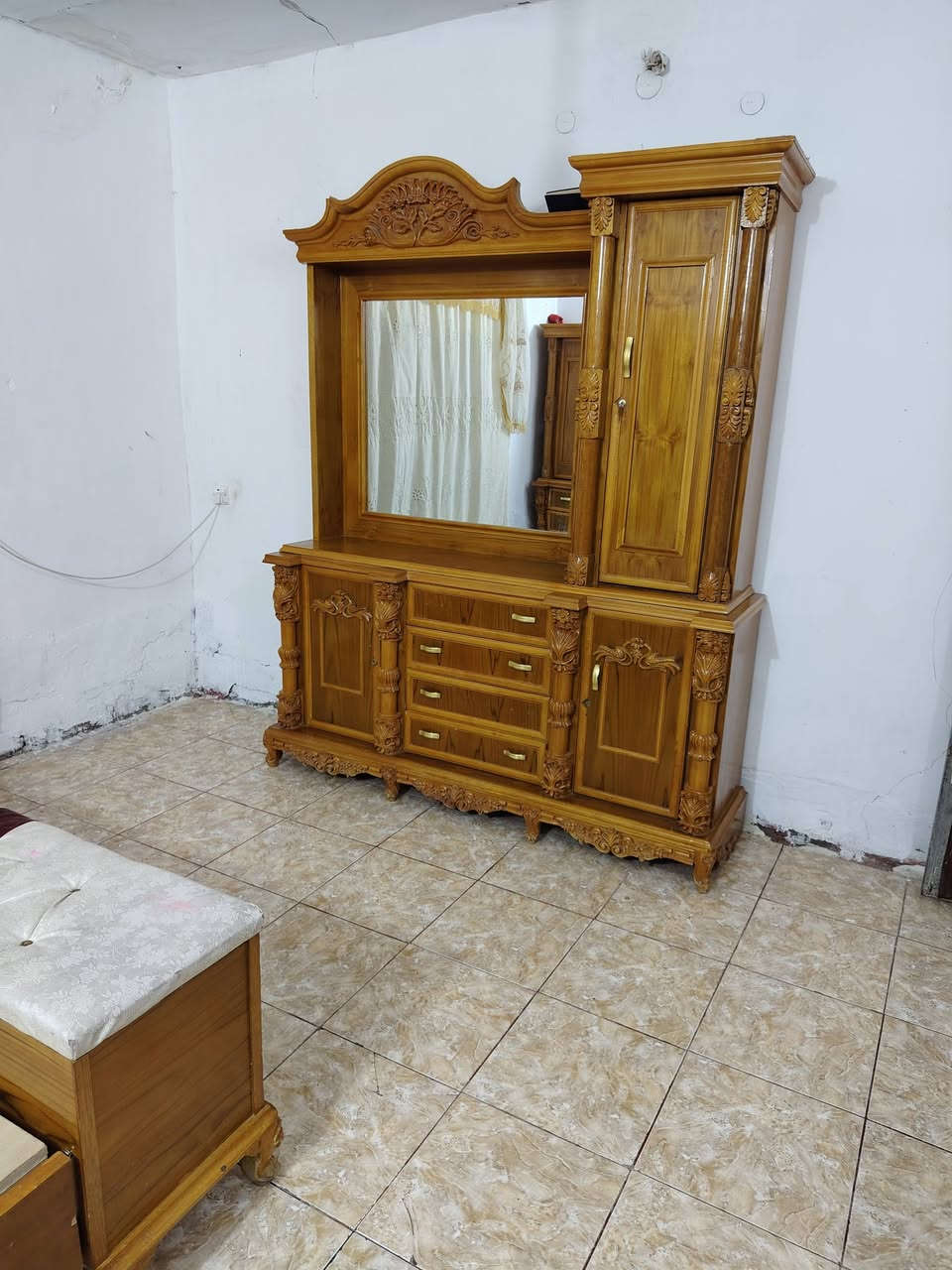سلام عليكم اخوات غرفه تسگام نضيفه استعمال قليل المكان سده اي استفسار عل رقم سبب البيع عاليه واشتريت بيت ناصي ***********

