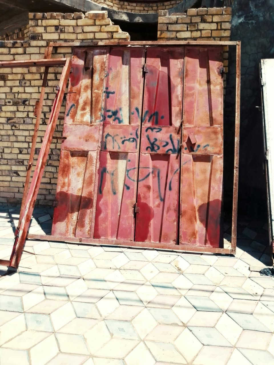 @يوجد بيبان محل مسخدمات ثقيل 
مكان المحل حي الجهاد قرب  صلاح وذاح
الاستفسار على الارقام
*********** او ***********
