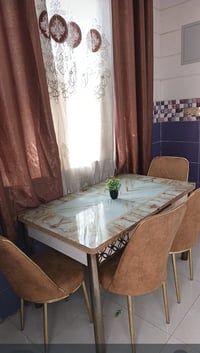 ميز طعام • ٥كراسي • مكسور