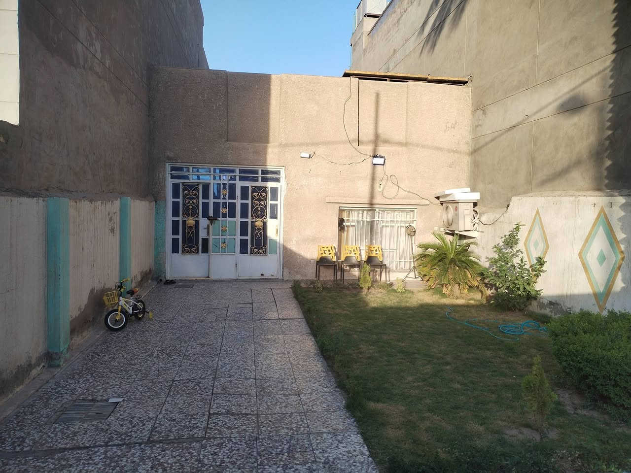 السلام عليكم (الدار للبيع) المساحة 225متر الواجهة 7ونص النزال 30 بناء ثمانينات البيت مرمم يحتوي استقبال مطبخ صالة + منور وترك + غرفة نوم الفوك يحتوي غرفتين وحدة سندويج الموقع الكمالية شارع الجامع الشارع المقابيل عمارة دبي للاستفسار الاتصال على الرقم ***********
