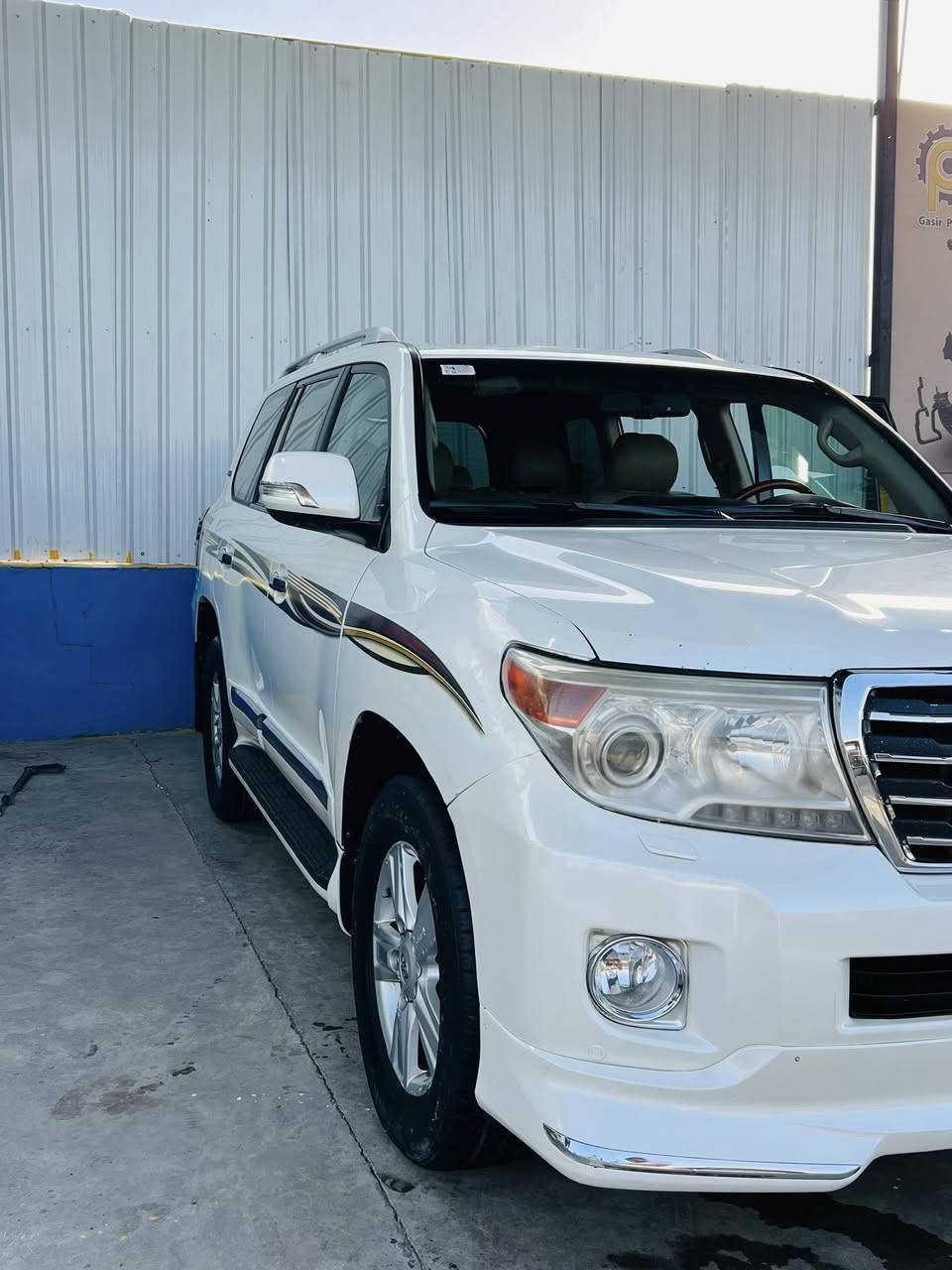 السلام عليكم
لاندكروز 2012 
فول مواصفات 
ماشيه 256
6 سلندر 
بصمه تشغيل 
بصمه ابواب 
شاشه 
خمس كامرات
داخل جلد 
فتحه سقف 
اشاير بلمري 
ويل كب 
مقاعد كهرباء
6 سلندر 
لد خلفي 
ثلاجة
275 ورقة وبيها مجال 
أي استفسار
***********

مكان بغداد بسماية
