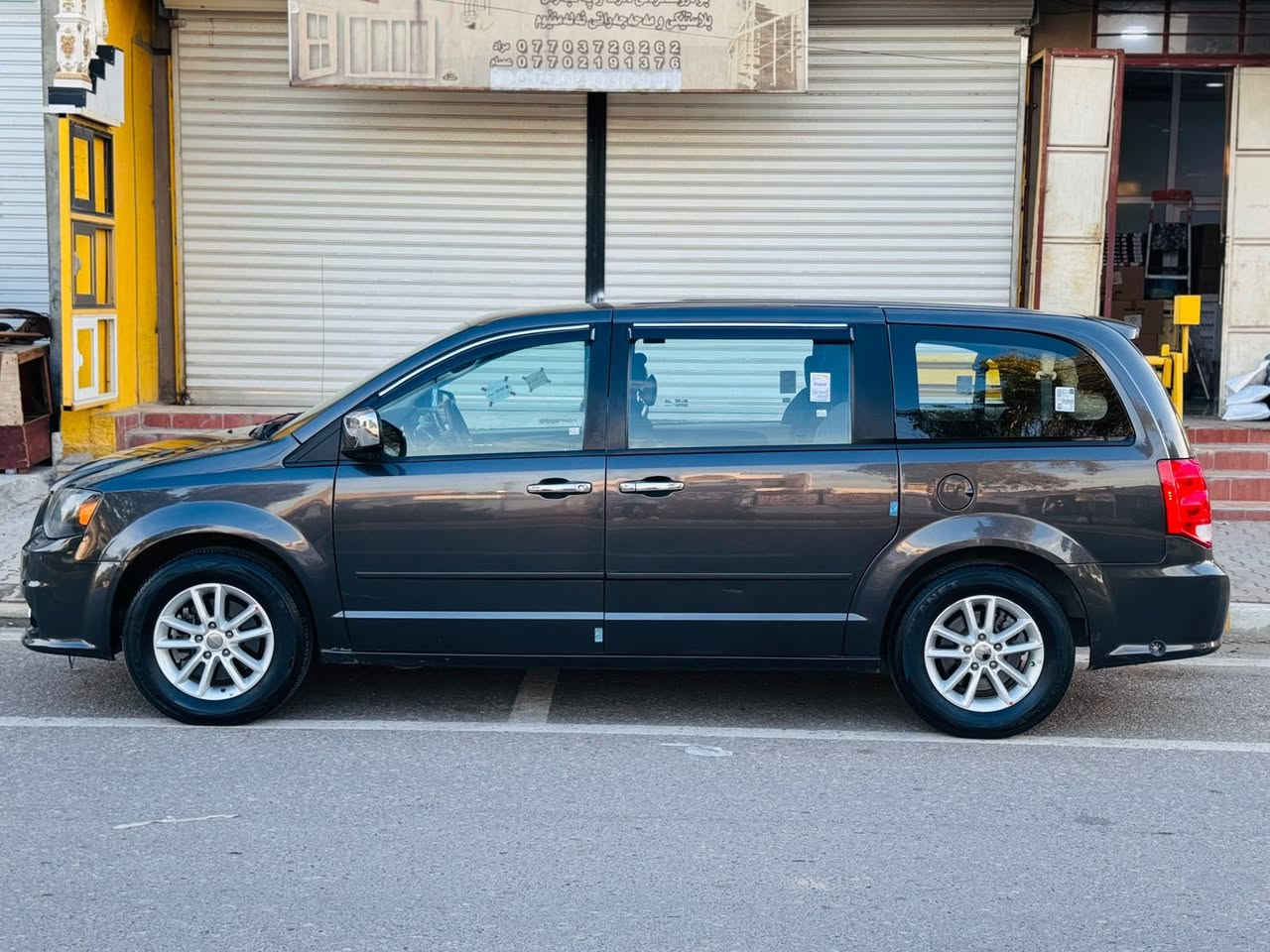 سلام عليكم 
دوج كرفان موديل 2017 🇺🇸
داخل ابيض واسود مواصفات SXT بس ابواب مو كهرباء تبريد مركزي
 3 قطع تبريد كشن بلع سياحي VIP شاشه كاميرا لايت اسود تحديد سرعة ايكو  6 جام كهرباء سيارة حلوة جديدة مال جناي 4 تايرات صدر جديد حتى المحرك جديد لوك مال حاوية رقم هزة وفحص وسنوية كله جديد مابي مصرف كلش جاهز السيارة 
سعر  153 مكان كركوك ***********  صبغ جاملغ وباب بدون دواخل بدون شاصي بدون تعديل بجم كبس ماجاوب تعليقات شراي يتصل ممتواجد عل فيس رقم الشاصي 2C4RDGBG8HR784525
