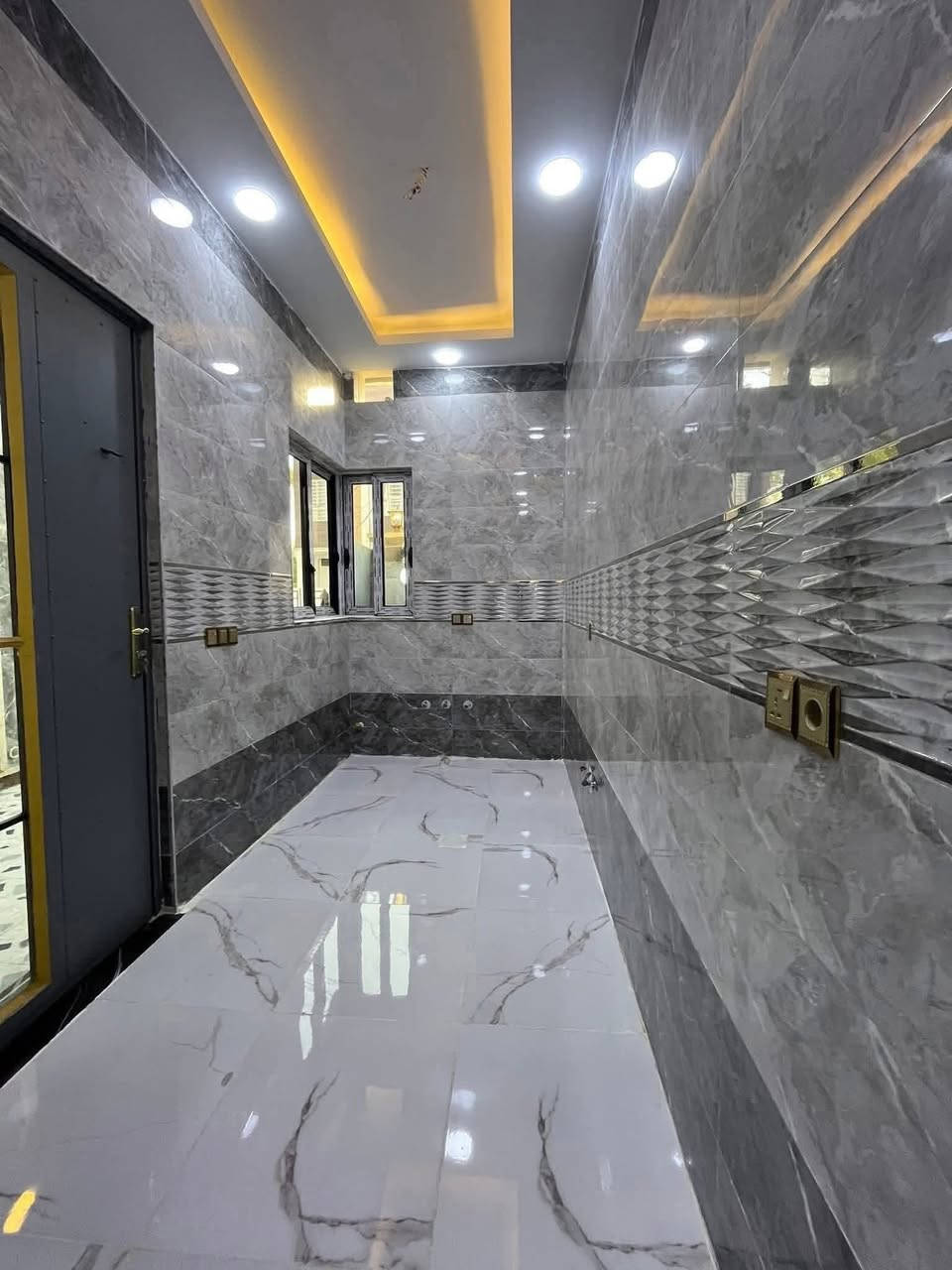 للبيع - بيت في حي الاخاء 👍*المواصفات:*- *المساحة:*100 🏠- *الموقع:* خلف الكنيسة 📍- *السند:* طابو زهور 📝- *البناء:* حديث زيرو، تسليم مفتاح 🔑*التفاصيل:*- *طابقين:*    - *الطابق الأرضي:*        1. كراج 🚗        2. هول 🏠        3. استقبال 👥        4. مطبخ 🍳        5. صحيات 🚽        6. مناور 🌞        7. غرفة نوم 🛏️    - *الطابق الثاني:*        1. ثلاث غرف نوم 🛏️        2. صالة 🛋️        3. صحيات 🚽        4. سطح 🌞*للمزيد من المعلومات:*- *الاتصال على:* ***********
***********📞- *عنوان المكتب:* حي البكر، بداية سايدين الكنيسة، مجاور معهد النجاح، مقابل مكافحة المخدرات، مكتب أرض الملوك 📍👌
