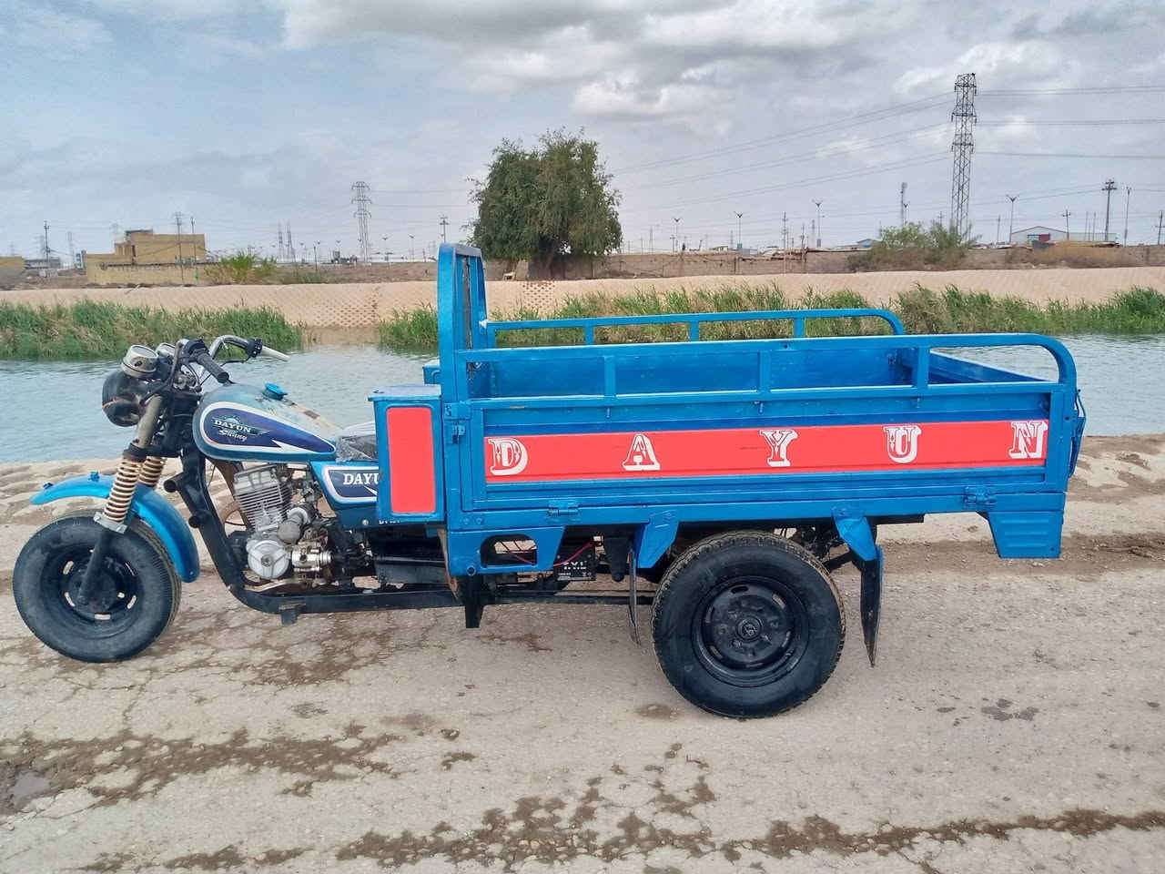 ستوته لبيع ٢٠١١ رقم ابيض مدور ثاني يوم / السعر مليون و٣٠٠ )
***********
