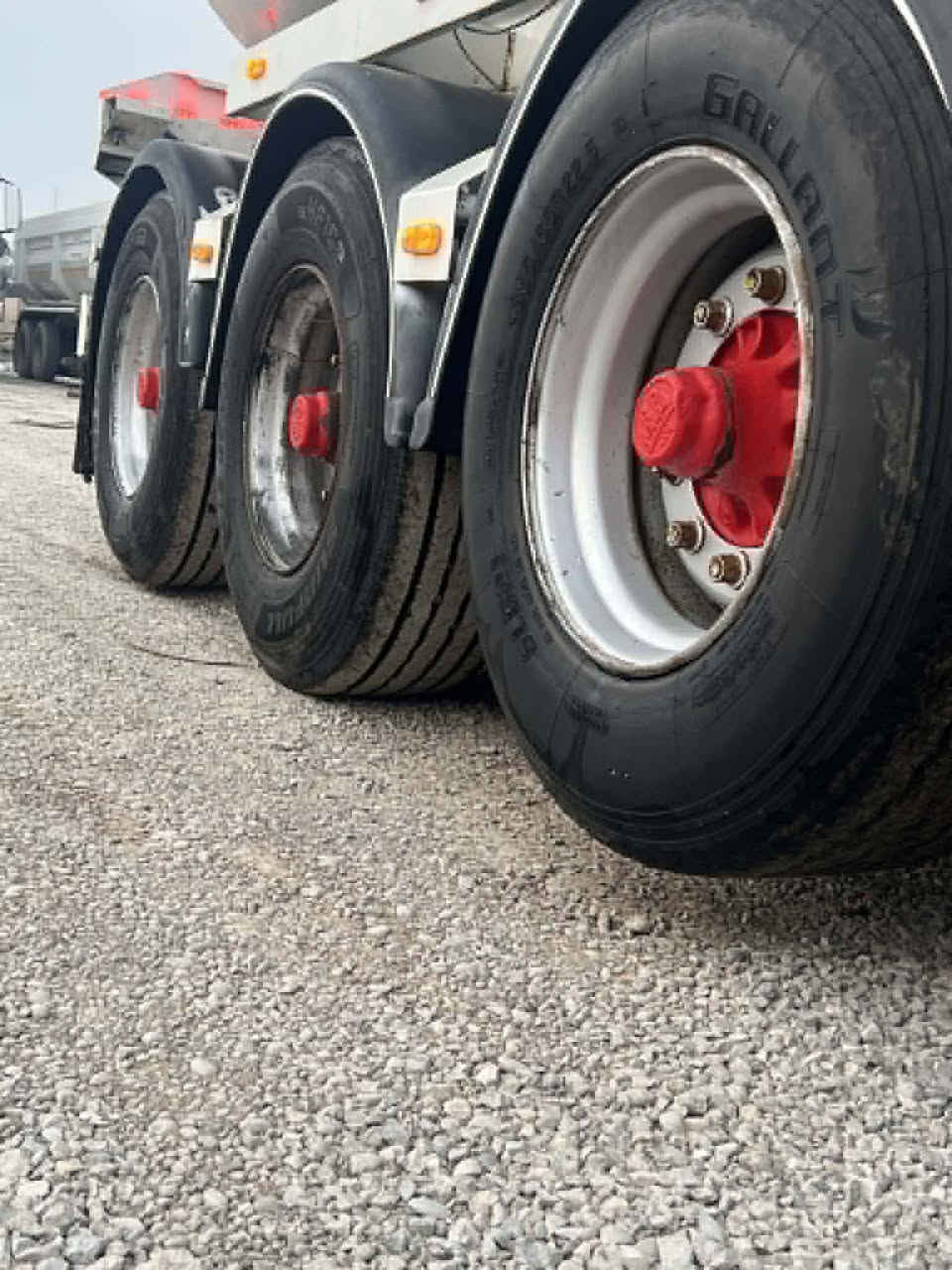 سلام و عليك ئه م ته نكيه بو فروشتن بي عه يبه  تاك تايه يه هه موو تايه كاني لوكن ديناري مسروفي نيه ريك بو ناو ئيش بانزين و نه فتايشي پي بار بكه كيشه ي نييه  سعري ٤٨ ورقه
***********
